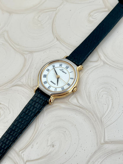 Angled view of the Seiko L'Espoir gold and silver case and sculpted lugs.