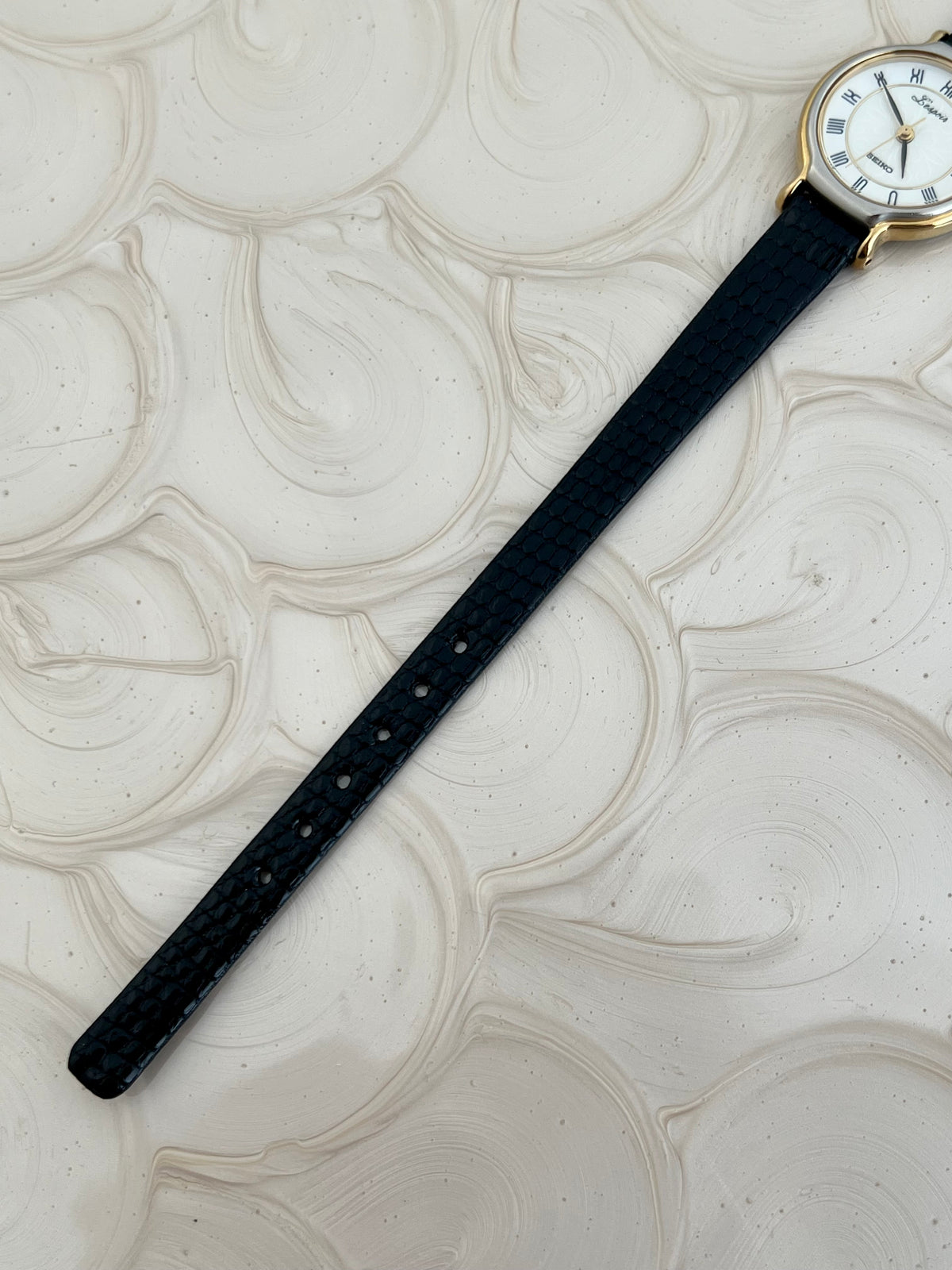 Side profile of the Seiko L'Espoir round case and flat glass.