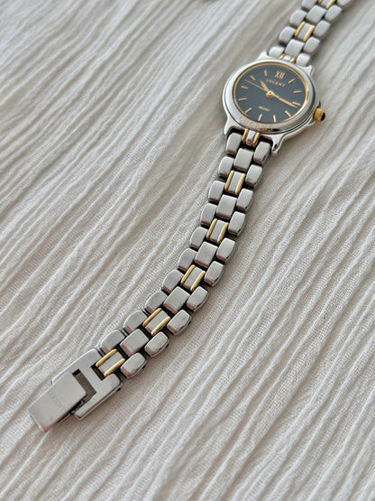 Close view of the Seiko Lucent 1F21-0G90 silver-and-gold bracelet and folding clasp