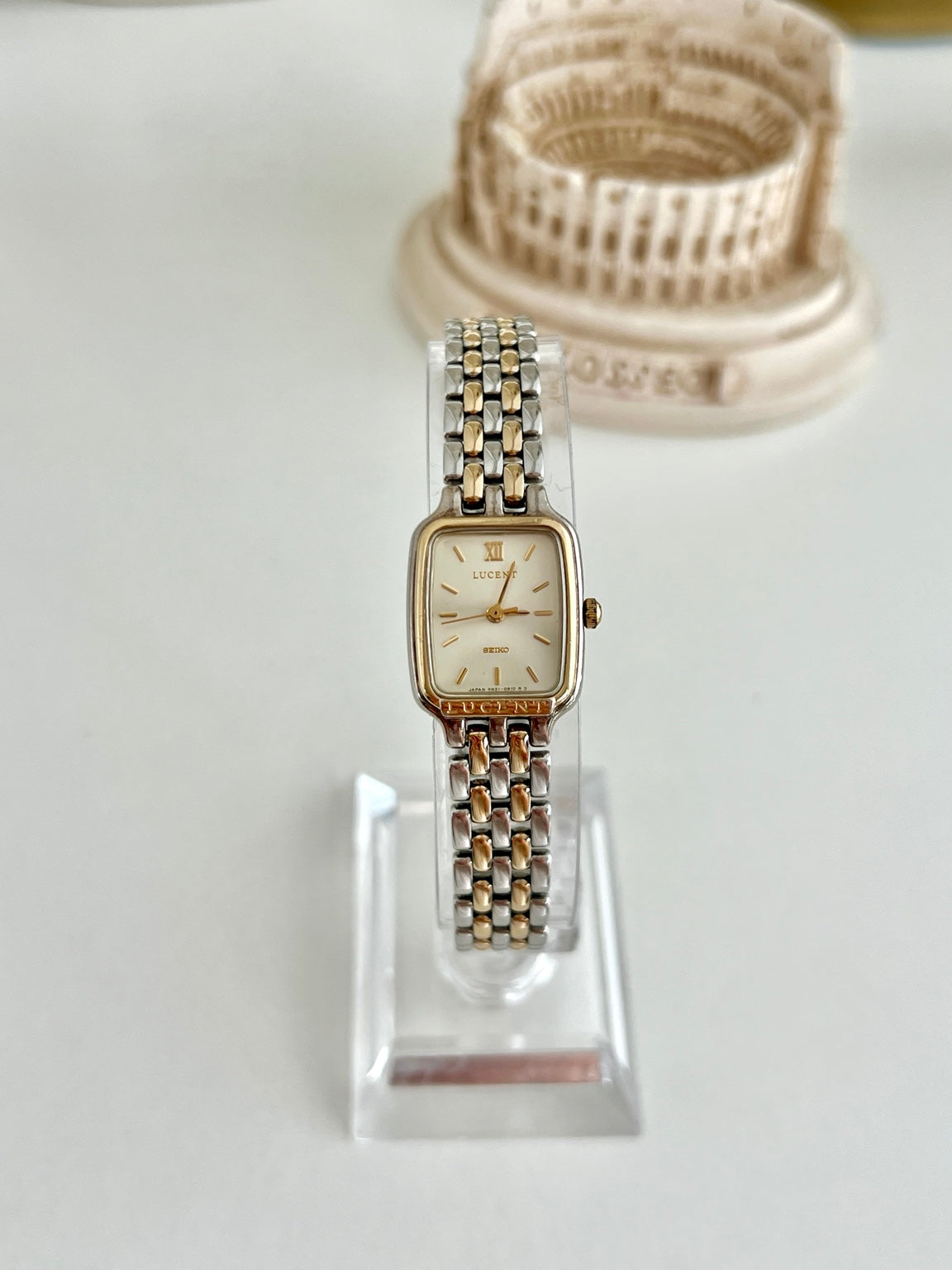 Front view of Seiko Lucent 4N21-5150 women’s watch with ivory dial and two tone bracelet
