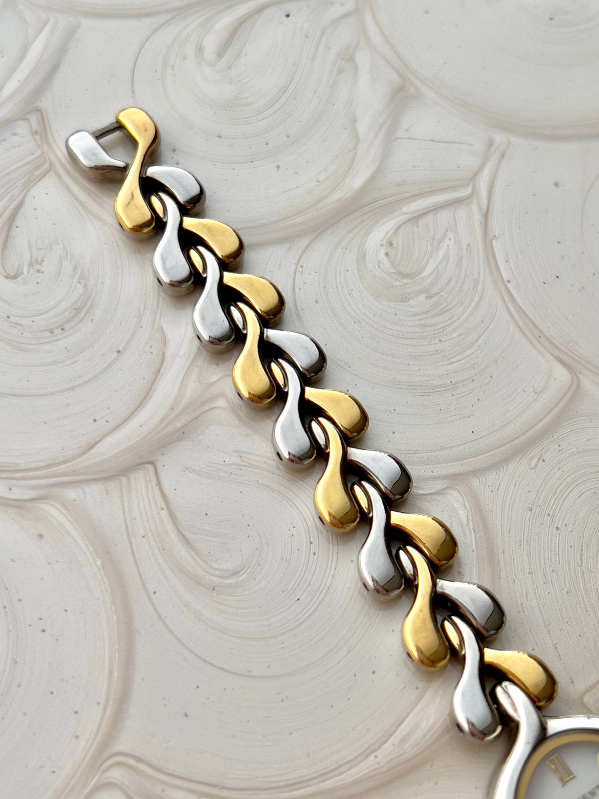 Close-up of Seiko Lucent interlocking silver-and-gold bracelet links