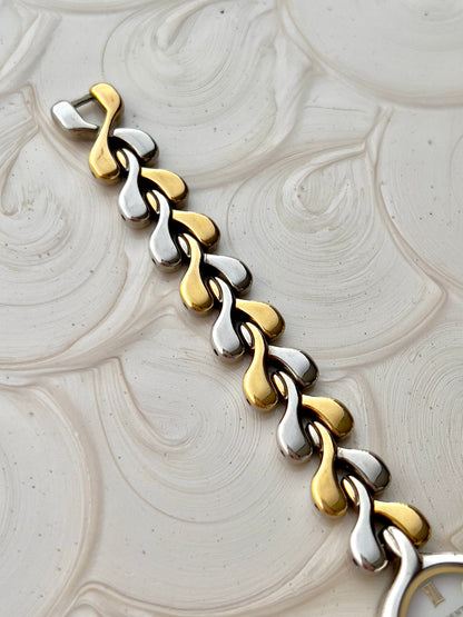 Close-up of Seiko Lucent interlocking silver-and-gold bracelet links