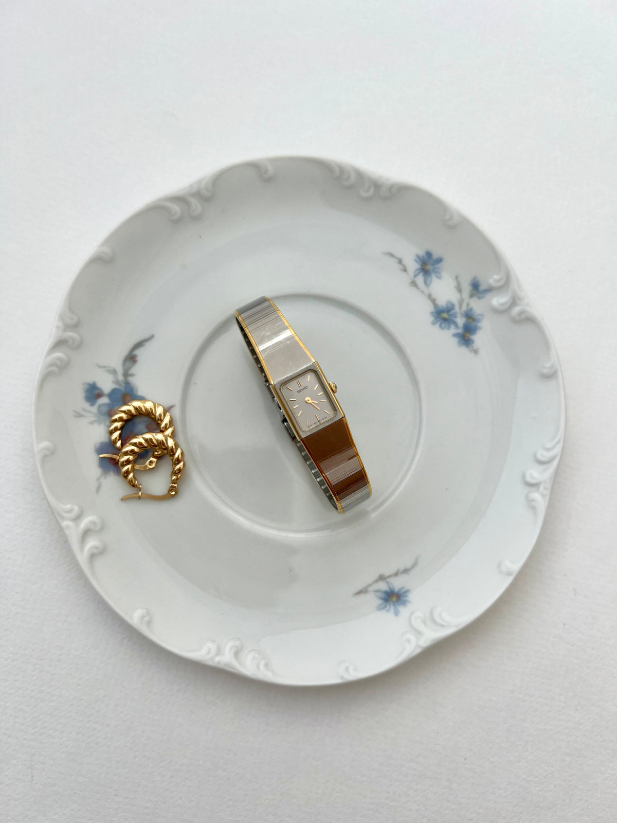 Detail of the Seiko two-tone ribbon-style integrated bracelet.