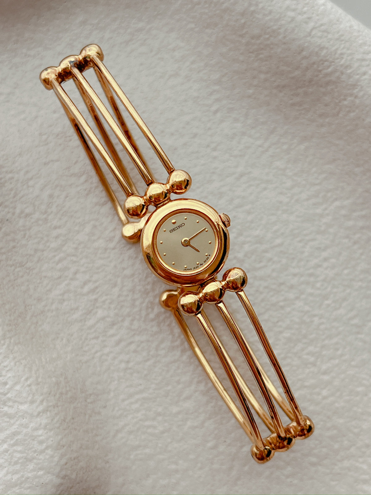 Seiko Tissé Gold Wire Bangle Women’s Watch featuring champagne dial and bangle; vintage watch product image 1.
