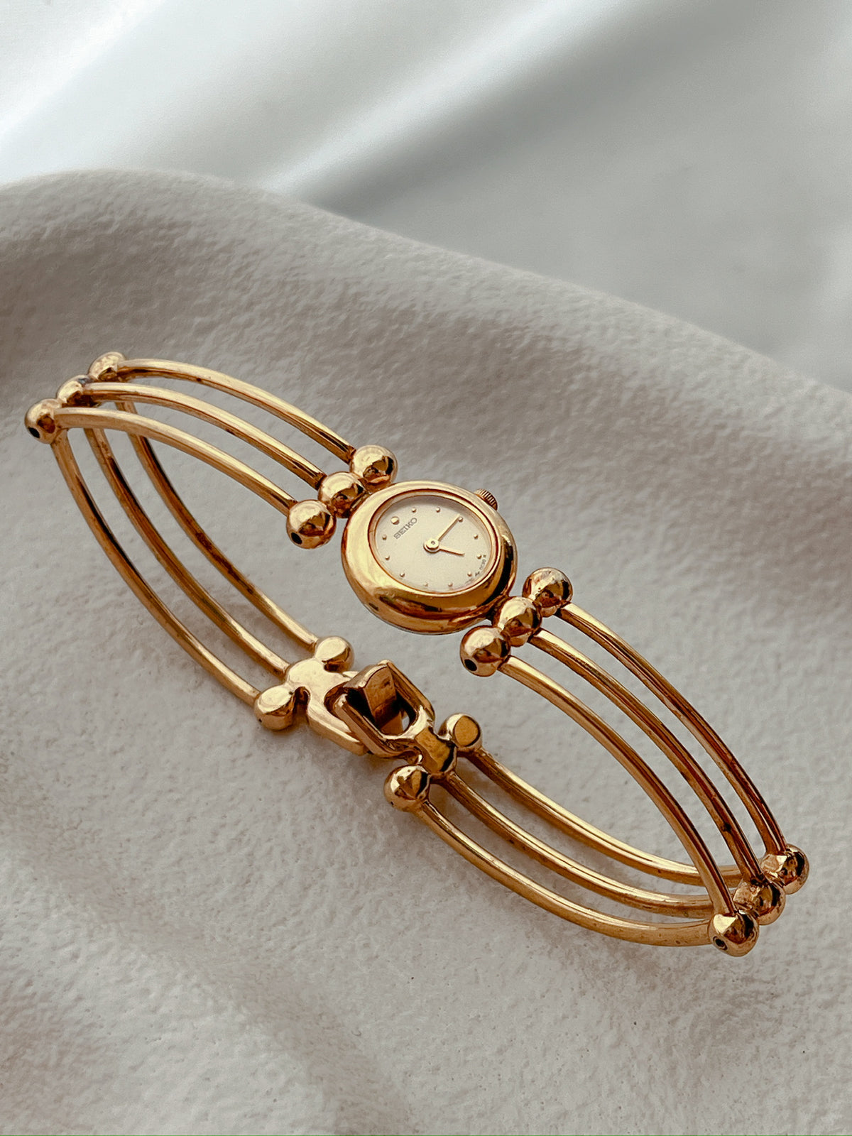 Seiko Tissé Gold Wire Bangle Women’s Watch featuring champagne dial and bangle; vintage watch product image 2.