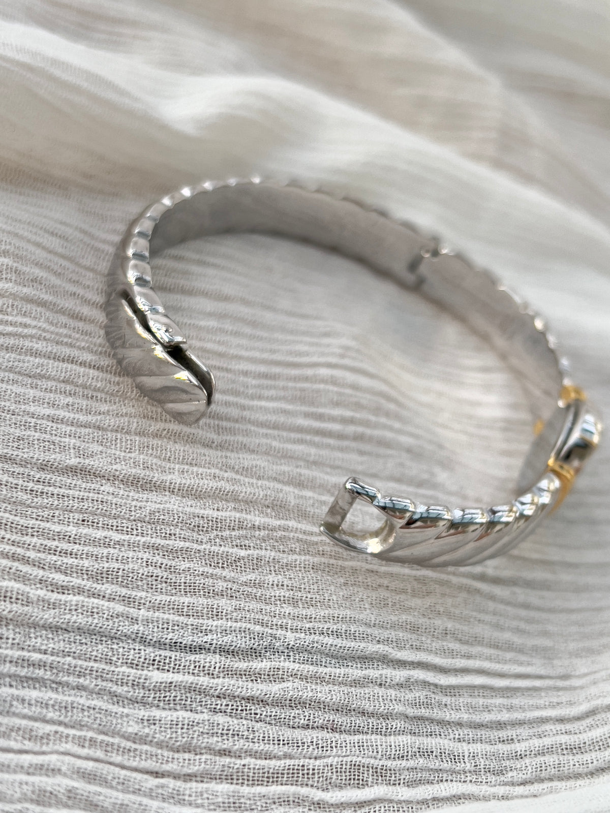 Gold bracelet of the Seiko women’s vintage watch showing the delicate links and jewellery-like finish