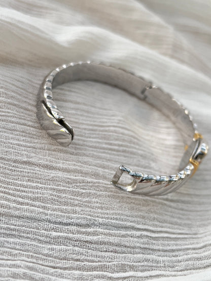 Gold bracelet of the Seiko women’s vintage watch showing the delicate links and jewellery-like finish