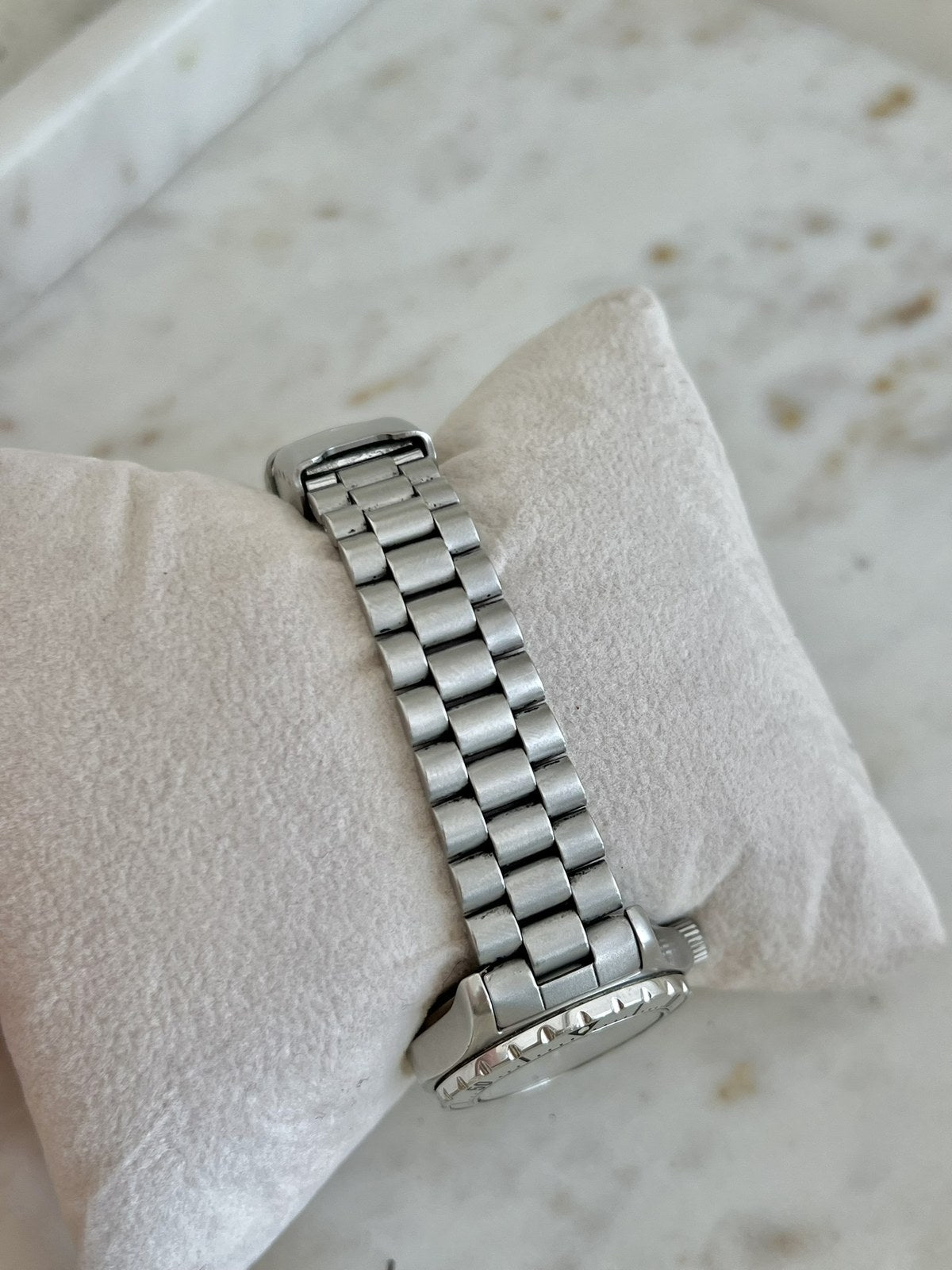 TAG Heuer 2000 Professional steel bracelet and folding clasp detail