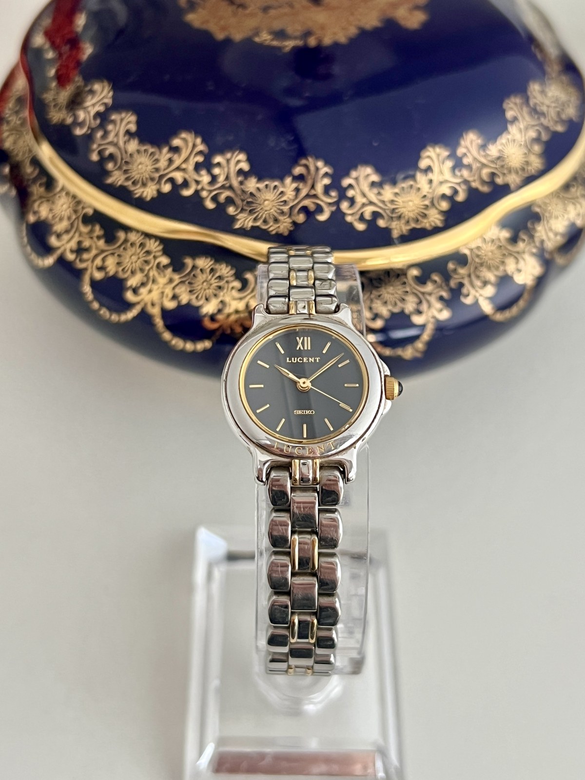 Front view of Seiko Lucent 1F21-0G90, navy dial with gold Roman XII and silver-gold bracelet